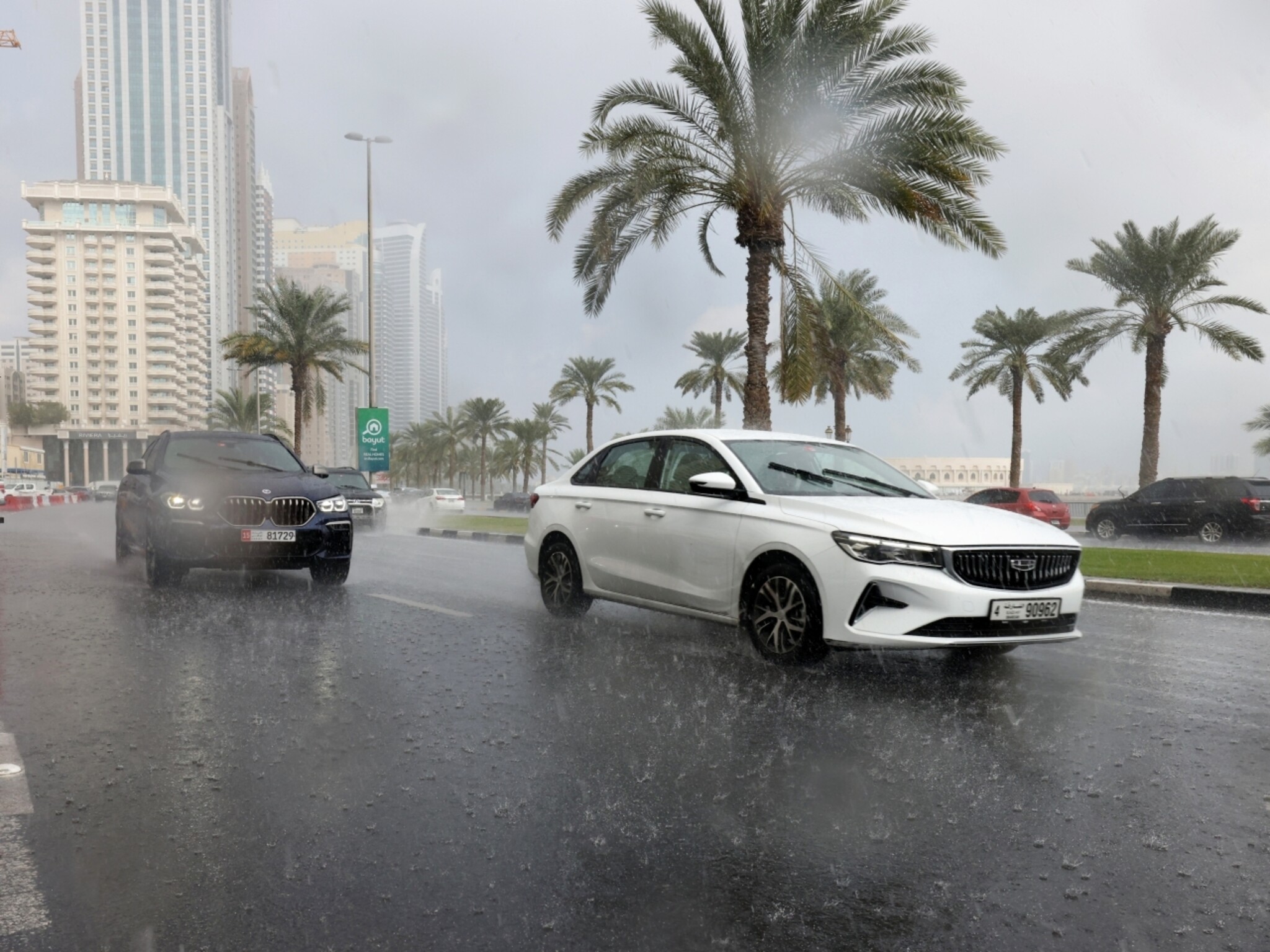 Meteorology issues red and yellow alerts due to fog and rainfall in the UAE