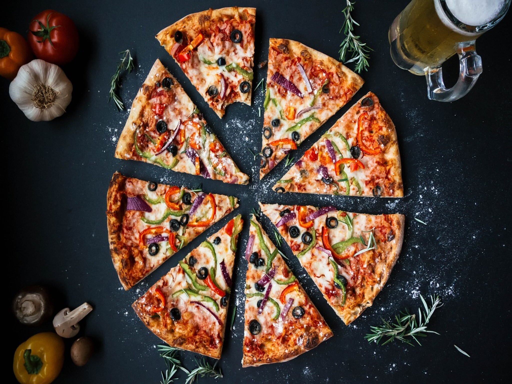 طريقة إعداد البيتزا الإيطالي بمكونات بسيطة من المنزل وبأقل التكاليف