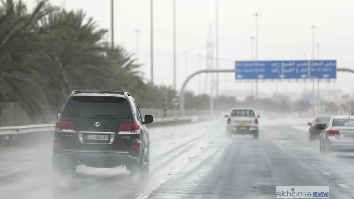 warning of a thunderstorm and rain in The emirates